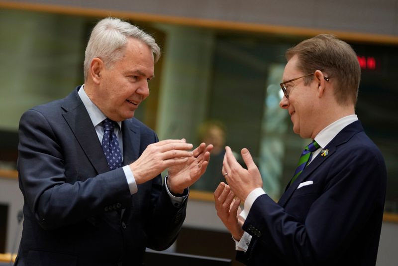 Finlands Pekka Haavisto och Sveriges Tobias Billström inne på EU-ländernas utrikesministermöte i Bryssel.