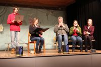Stadens tjänstemän, här spelade av Oscar Söderström, Iselin Nylund, Peppe Krook, Malin Ekman och Josefina Karlman, luftar aktuella frågor, med varierande koncentration.
