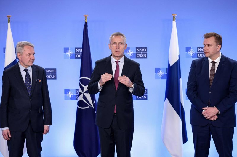 Natos generalsekreterare Jens Stoltenberg (i mitten), utrikesminister Pekka Haavisto and försvarsminister Antti Kaikkonen höll en gemensam presskonferens vid Natos högkvarter i Bryssel på måndagen.