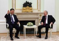 Rysslands president Vladimir Putin möter Kinas president Xi Jinping i Kreml i Moskva den 20 mars 2023. OBS! Bilden tillhandahålls av den ryska statliga nyhetsbyrån Sputnik, Lehtikuva har inte kunnat verifiera fotograferingstillfällets äkthet eller oberoende.
