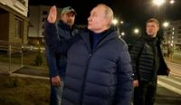 Rysk tv visade bildmaterial som föreställde Vladimir Putin i av Ryssland ockuperade Mariupol.