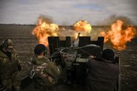 Ukrainska styrkor beskjuter ryska positioner i utkanterna av Bachmut. Bilden är tagen i slutet av mars.
