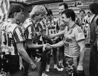 BK-46 och Sjundeå IF har mötts många gånger i slutspelssammanhang. Här har finalerna 1986 avgjorts och BK:s lagkapten Roger Söderberg gratuleras av SIF:s polska förstärkning Janusz Brozozowski. Längst t.v. står Mikael Källman och i bakgrunden skymtar Jan Rönnberg, samt Sami Goman, Kurt Strömsten och Henrik Holmberg.