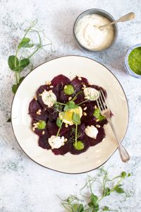 Rött och grönt på tallriken piggar upp och fyller på vitaminförråden efter en långt vinter.