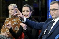 Samlingspartiets Petteri Orpo och Sannfinländarnas Riikka Purra målar en bild av Finland som ett land i total kris, skriver Malin Kivelä. SDP:s Sanna Marin i mitten.