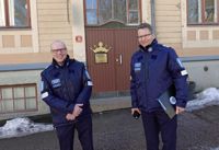 Biträdande polischef Seppo Kujala och polischef Ilkka Koskimäki säger att patrulleringen i Lovisa fortsätter. 