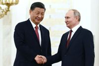 Kinas president och generalsekreterare för kommunistpartiet Xi Jinping skakar hand med sin ”käre vän” och ryske kollega Vladimir Putin.