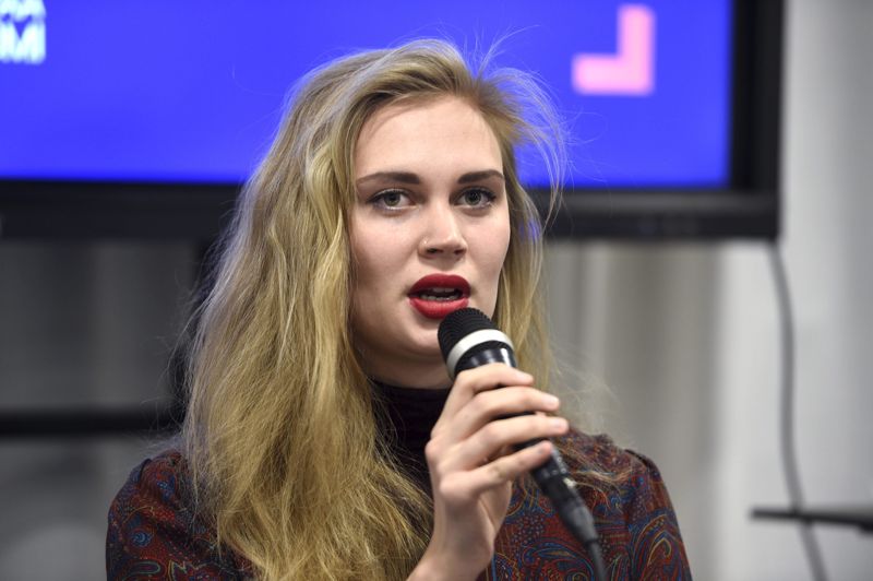 Amanda Pasanen är besviken om finländarna verkligen inte bryr sig mer om klimat- och miljöfrågor än opinionsmätningarna antyder. Men hon är inte säker på att det är så. – Responsen är mycket bättre när man gör kampanj på gatan.