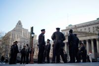 Poliser i väntan på eventuella protester i New York under tisdagen.