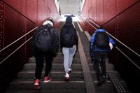 Vid årsskiftet började en del av Winellska skolans elever studera i centrum i stället för i Gesterby skolcentrum. Efter det har flera av dem rånats av jämnåriga ungdomar. Bilden är arrangerad.