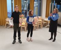Kommunfullmäktiges ordförande Merja Laaksonen (t.h.) berömde Sisu Kymäläinen och Aino Kallio vid prisutdelningen..