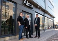 Aktia i Karis flyttade nyligen in i nya lokaler. Teemu Kytöpuro (t.v.) och Michael Wenberg (t.h.) har länge jobbat på orten, och är kända ansikten på banken. Det är också Christer Nyback, som nu ansvarar för Aktias samtliga personkunder.