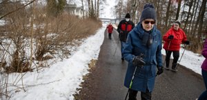 I framtiden kan Ingåbor promenera mot LIlludden längs en ny träbelagd strandpromenad. Här är Ingå Seniorer på coronapromenad på Hagavägen våren 2021.