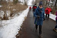 I framtiden kan Ingåbor promenera mot LIlludden längs en ny träbelagd strandpromenad. Här är Ingå Seniorer på coronapromenad på Hagavägen våren 2021.