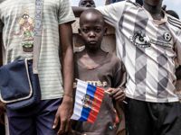 En ung demonstrant välkomnar rysk närvaro i Centralafrikanska republiken, efter ett säkerhetsvakuum som uppstod efter en fransk reträtt.