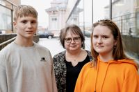 Alex Flykt, Britt Björkqvist och Hanna-Mari Sinisalo vill påminna om att Tjänsteringen finns för den som behöver hjälp med diverse sysslor.