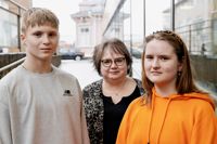 Alex Flykt, Britt Björkqvist och Hanna-Mari Sinisalo vill påminna om att Tjänsteringen finns för den som behöver hjälp med diverse sysslor.