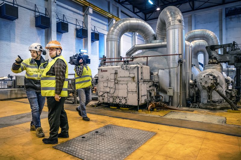 Helens produktionschef Tuomo Korpinen visade borgmästaren Juhana Vartiainen (Saml) runt i turbinsalen i Hanaholmens kolkraftverk.