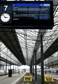 Information om den inställda tågtrafiken på det lugna plattformsområdet vid Helsingfors järnvägsstation den 22 mars 2023. Lokförarnas strejk, som pågått sedan i måndags, har stoppat både när- och fjärrtågstrafiken.