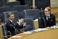 Försvarsminister Pål Jonsson (Moderaterna) och utrikesminister Tobias Billström (Moderaterna) på plats i riksdagen inför debatten och beslutet om Sveriges Natomedlemskap.