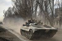 Ukrainska soldater med en BMP-infanteristridsvagn i närheten av Bachmut.