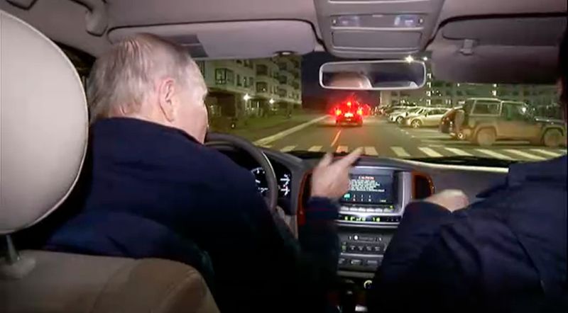 Vladimir Putin visades upp när han körde bil genom Mariupol. I passagerarsätet till höger satt Marat Chusnullin, en av Rysslands biträdande premiärministrar som har ansvar för återuppbyggnaden av den förstörda staden. Arkivbild.