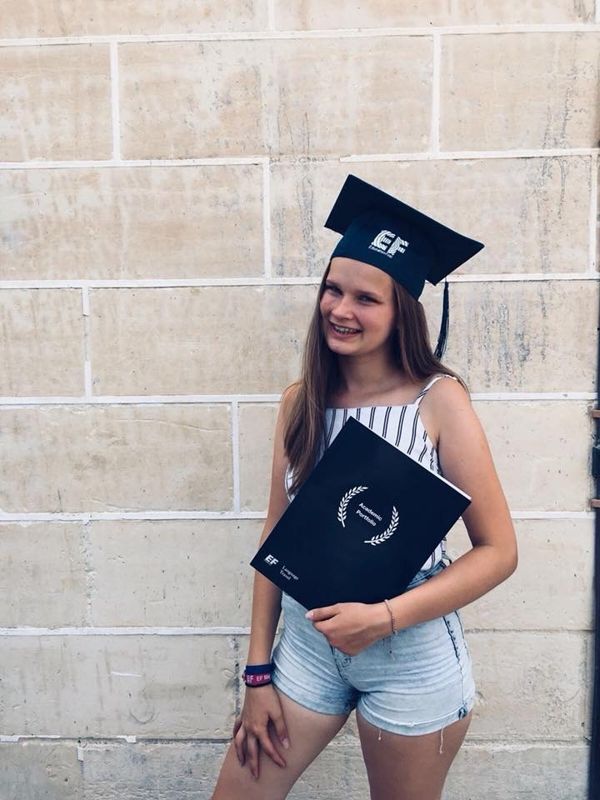 Maija Killström har varit på tre olika språkresor med destinationer i lika många väderstreck. Bilden är tagen under språkresan på Malta. Examenshatten hon bär på bilden hör till examensceremonin som ordnas i slutet av varje gruppresa av EF.