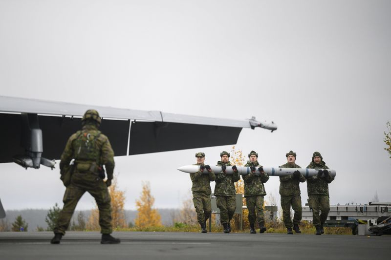 Finländska reservister övade underhåll av Hornet-jaktplan under Ruska 22-övningen i Rovaniemi i oktober i fjol.