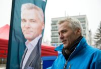 Anders Adlercreutz (SFP) från Kyrkslätt gör kampanj vid Grankulla köpcenter, och tog i förra riksdagsvalet flest SFP-röster i Esbo.
