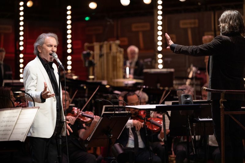 Tomas Ledin har framgångsrikt framfört sin musik ackompanjerad av en symfoniorkester.