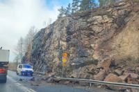 Stenblock rasade ner på Ring III vid Myntböle i Esbo på torsdagsförmiddagen. Trafiken västerut stängdes av under den timme som det tog att röja undan stenblocken från körfilen.