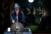 Riksteaterns #jeanne berättar en hetsig och hallucinatorisk modern helgonsaga. Adde Huumonens skapar ljudvärld på scenen.