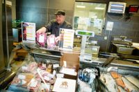 Fiskhuset har gett sig in i köttbranschen, tills vidare i liten skala. Meningen är att se hur förändringen tas emot. Tommy Lindström visar ett par alternativ.