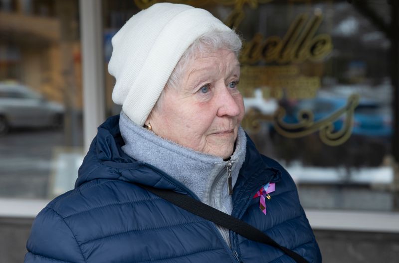 Ulla Granroth besöker torget varje onsdag, oberoende av väder.