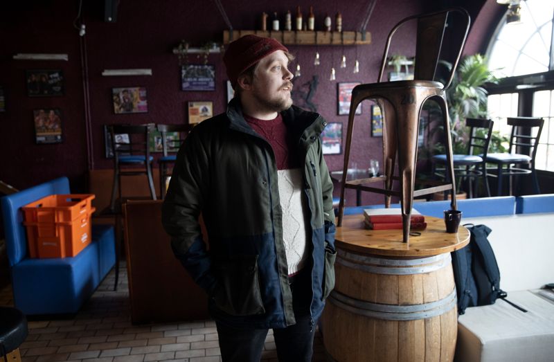 Daniel Zilliacus i puben han driver. Han vill att Dalsbruk ska ha ett levande kulturutbud också andra tider än sommaren, då orten är full av sommargäster och turister.