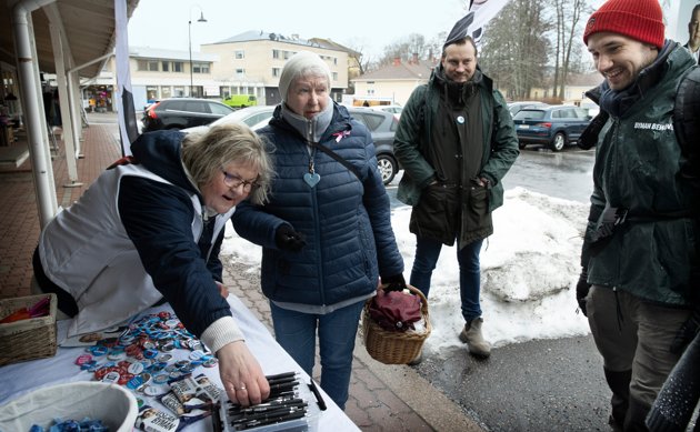 Gilla Granberg (t.v.) och Oscar Byman (längst t.h.) kandiderar för SFP i Egentliga Finland. Ulla Granroth besöker torget, medan Fredrik Koivula hör till Bymans stödtrupp.