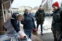 Gilla Granberg (t.v.) och Oscar Byman (längst t.h.) kandiderar för SFP i Egentliga Finland. Ulla Granroth besöker torget, medan Fredrik Koivula hör till Bymans stödtrupp.