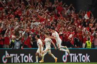 Danmarks försvarare Joakim Maehle firar sitt fjärde mål i gruppspelsmatchen mot Ryssland i EM 2021. Matchen spelades på Parken i Köpenhamn.