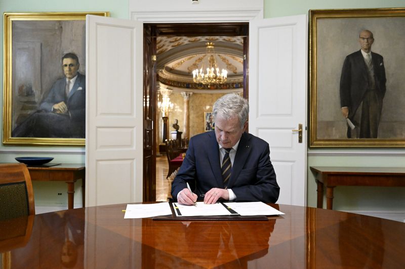 Sauli Niinistö stadfäste Finlands nationella Nato-lagar på torsdagen.