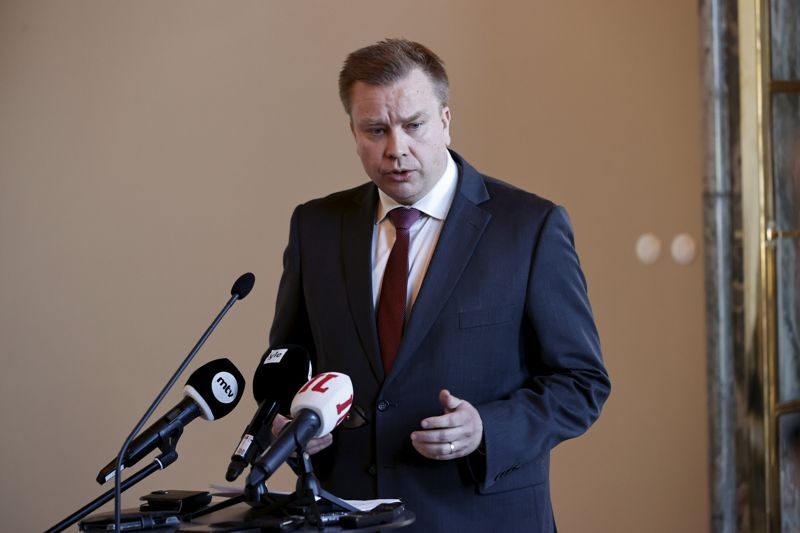Försvarsminister Antti Kaikkonen (C) anser att Finland inte i nuläget har råd att avvara av sina Hornet-jaktplan till Ukraina.