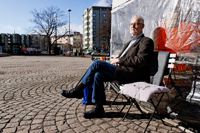 För Björn Sjöman är Tölö torg en kär plats. Den här dagen har han tagit en kaffe. Andra dagar blir det en öl.