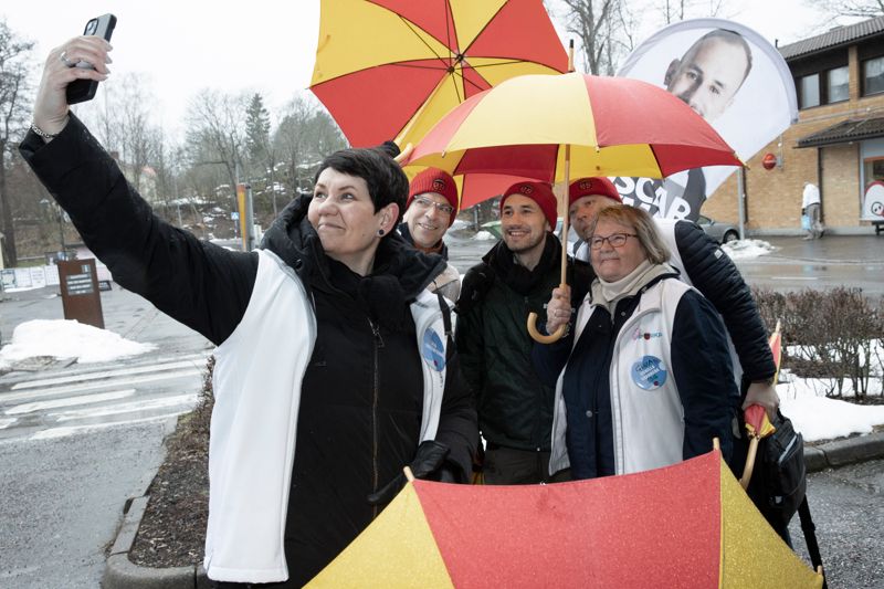 Riksdagsvalskandidaterna Åsa Gustafsson, Tomas Björkroth, Oscar Byman, Niklas Guseff och Gilla Granberg poserar på torget i Dalsbruk.