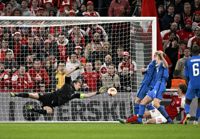 Lukas Hradecky stod för många räddningar i absolut världsklass.