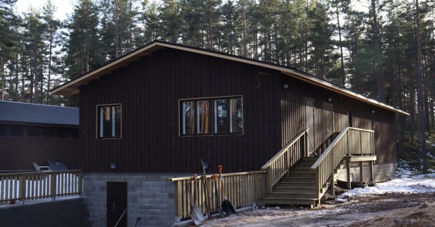 Det nya traditionscentret ligger bakom byggnaden där Hangö frontmuseum huserar sedan tidigare. Dock är de två byggnaderna ihopkopplade med varandra.