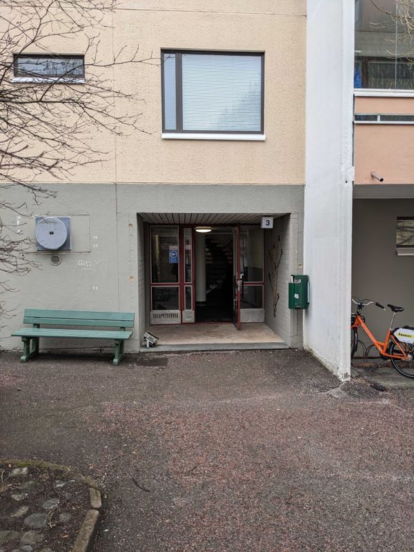 I den här trappuppgången på Sältingsvägen i Gammelbacka pågår polisens insats.