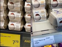 Fazers Mignonägg är nästan dubbelt dyrare i taxfreeshoppen än i matbutiken vid Helsingfors-Vanda flygplats.