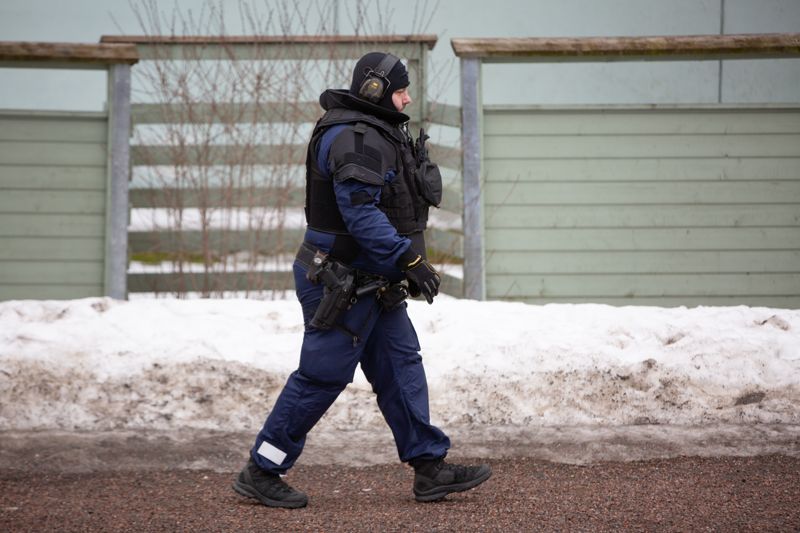 Tungt utrustad polis tog sig till platsen.