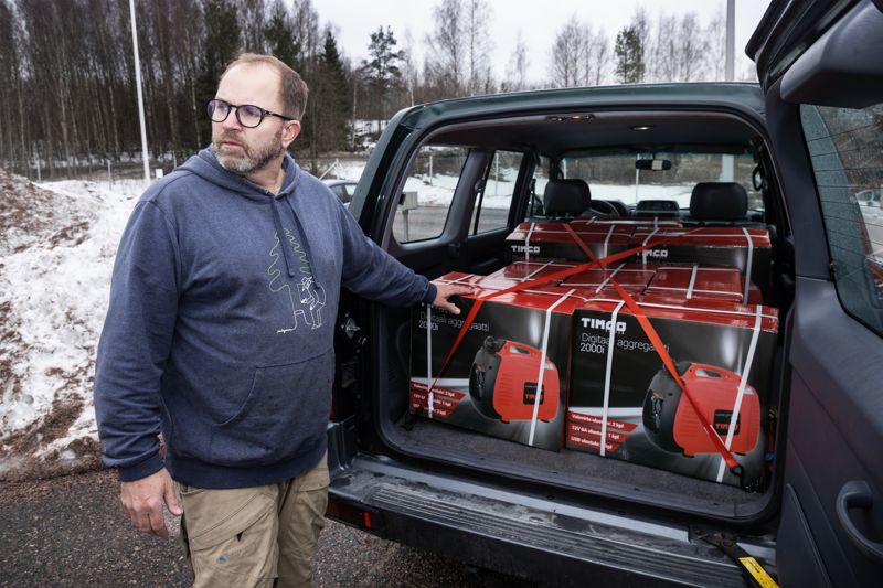 Ett par bilar är lastade med generatorer. Det är en hel del byråkrati med att föra ut bilar ur Finland, alla exportdokument måste vara i skick. – När bilarna har lämnat EU-området måste de ännu avregistreras i Finland, och så ska de få nya registerplåtar i Ukraina, förklarar Roope Roine.