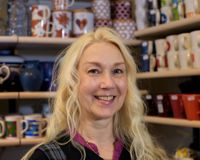 För antikvariatshandlaren Tiina Westerlund är det viktigaste att varje kund hittar ett porslin som gör avtryck på dem. Många av hennes Arabiaprodukter säljs också utomlands, till Europa och Asien. 