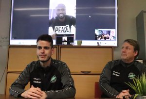 Tränaren Gabriel Garcia Xatart och sportchefen Peter Haglund var stolta över EIF:s nya värvning. Enoch Kofi Adu har skrivit på ett kontrakt.